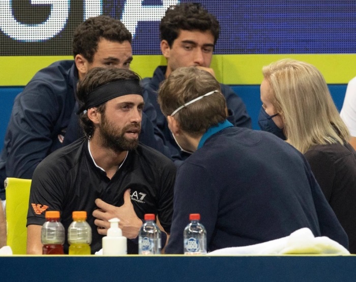 La star del tennis completamente vaccinata Nikoloz Basilashivili è stata costretta a lasciare il gioco dopo dolori al petto e difficoltà respiratorie