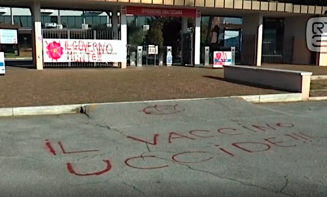 Le scritte dei VV al nuovo hub vaccinale di Montecatini