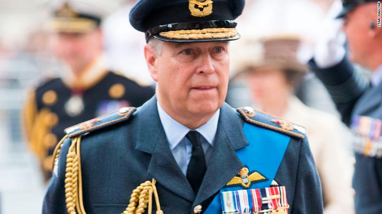 L'ex principe Andrew d'Inghilterra, da oggi soltanto Duca di York