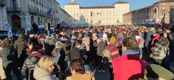 NON SI FERMANO LE PROTESTE CONTRO IL GREEN PASS IN MIGLIAIA A TORINO