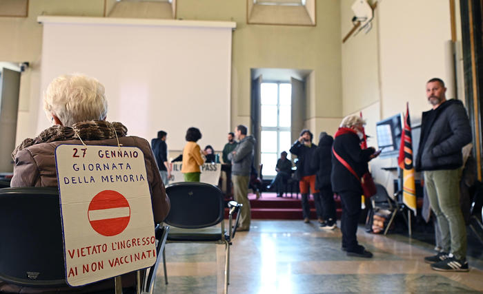 No Green Pass occupano l'Aula Magna del Rettorato a Torino