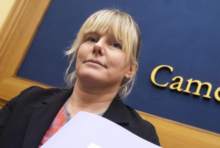 Sara Cunial, deputata Gruppo Misto e fondatrice di R2020, oggi è stata bloccata all'ingresso della Camera perché senza green pass.