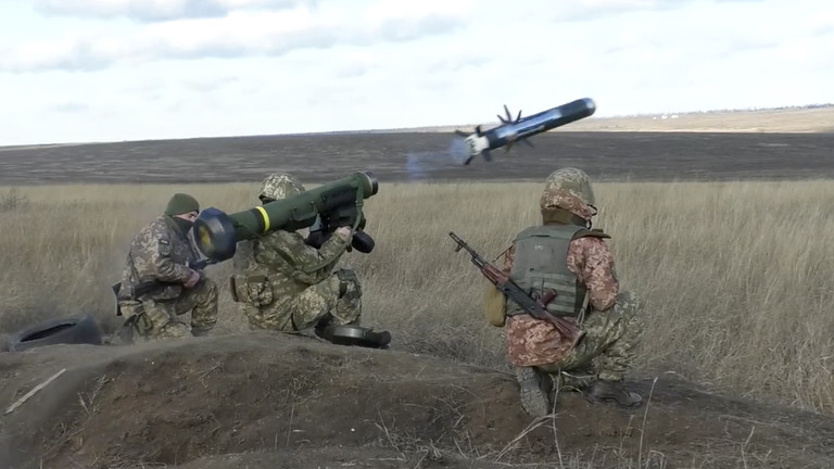 Soldati ucraini si esercitano con missili americani Javelin nella regione di Donetsk il 12 gennaio 2022