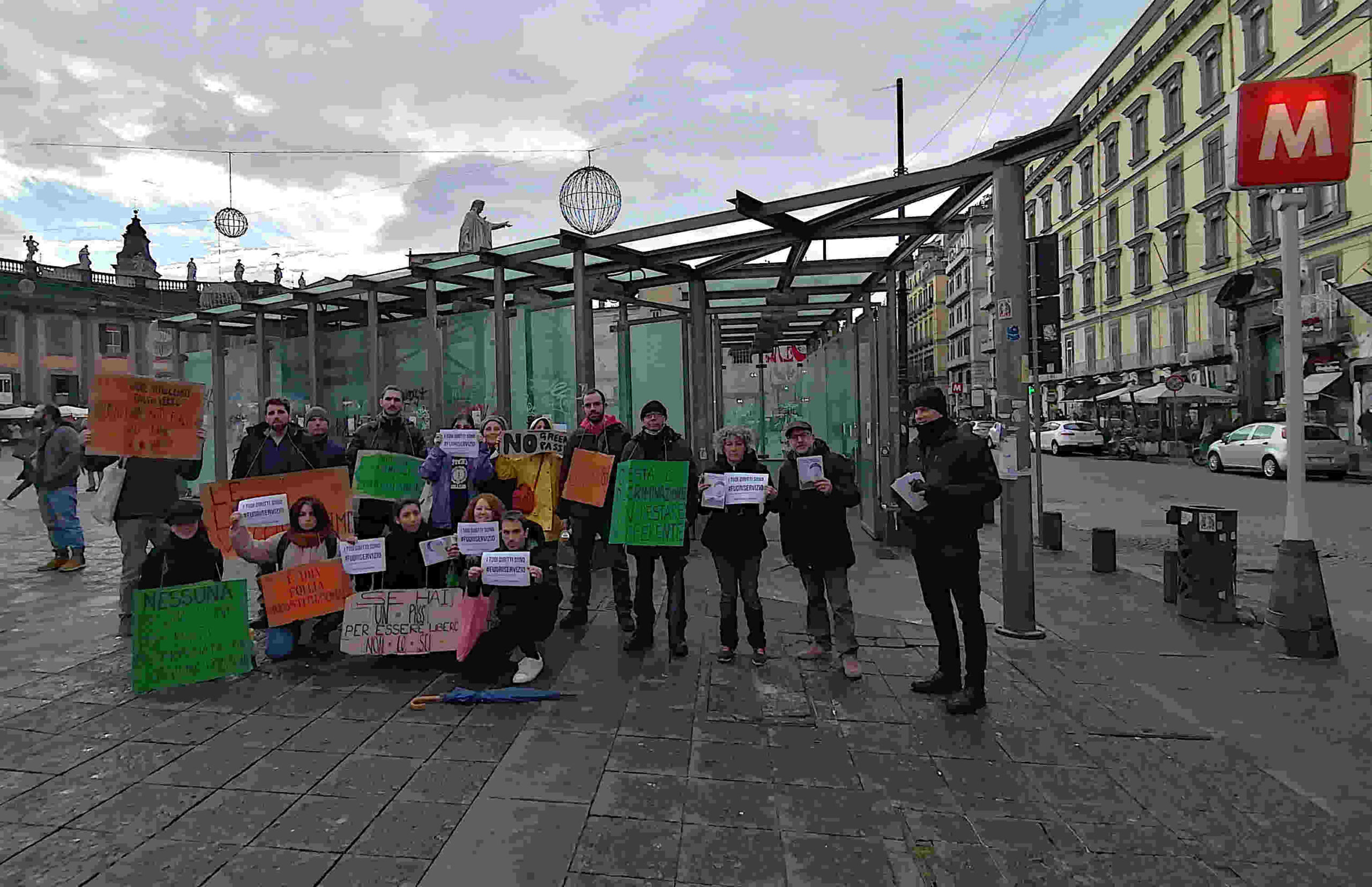 Studenti No Green Pass insieme al Coordinamento di Napoli davanti alla stazione di piazza Dante