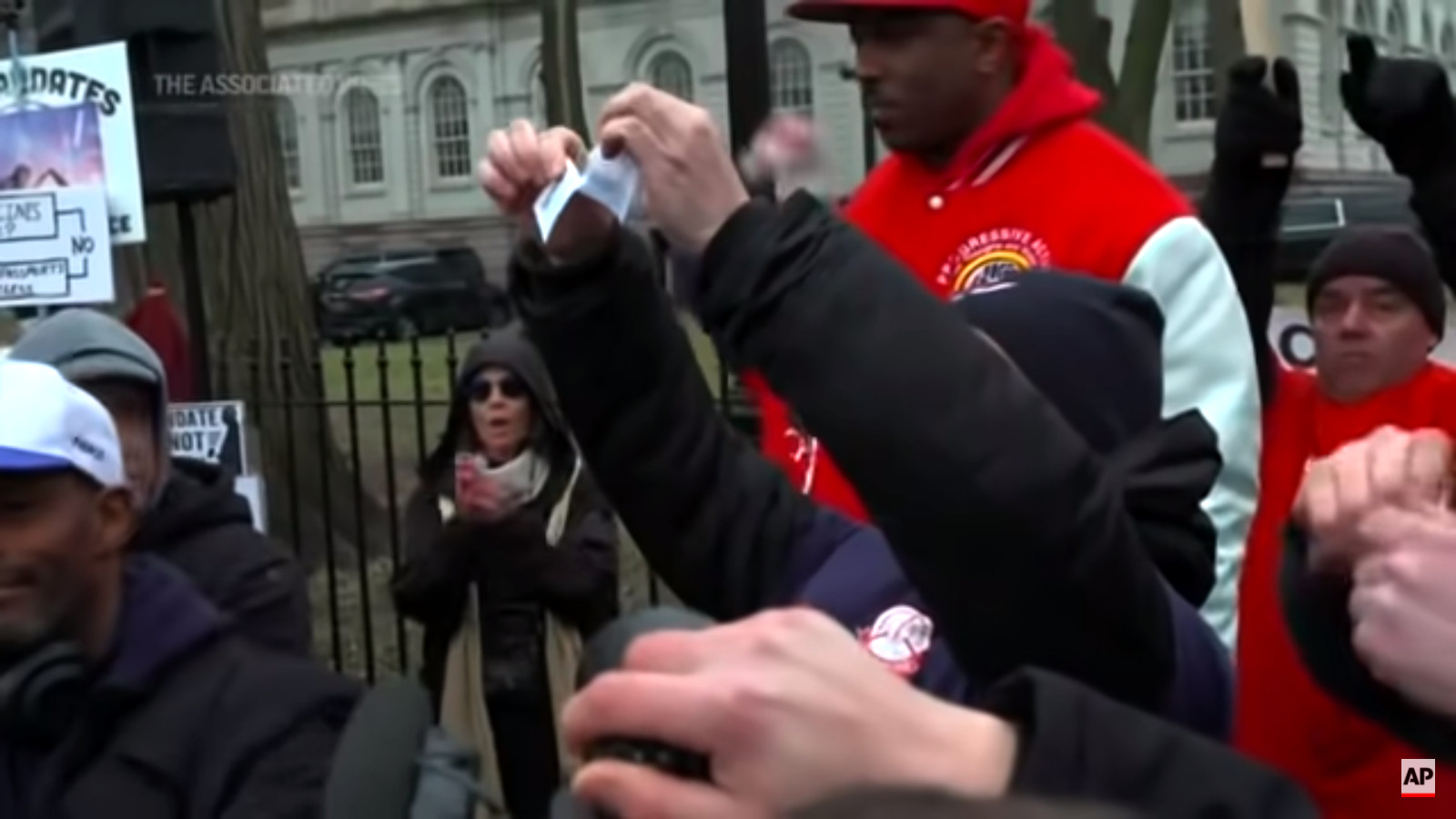 A New York lunedì i dipendenti municipali hanno strappato le tessere vaccinali in un gesto di solidarietà coi colleghi non vaccinati