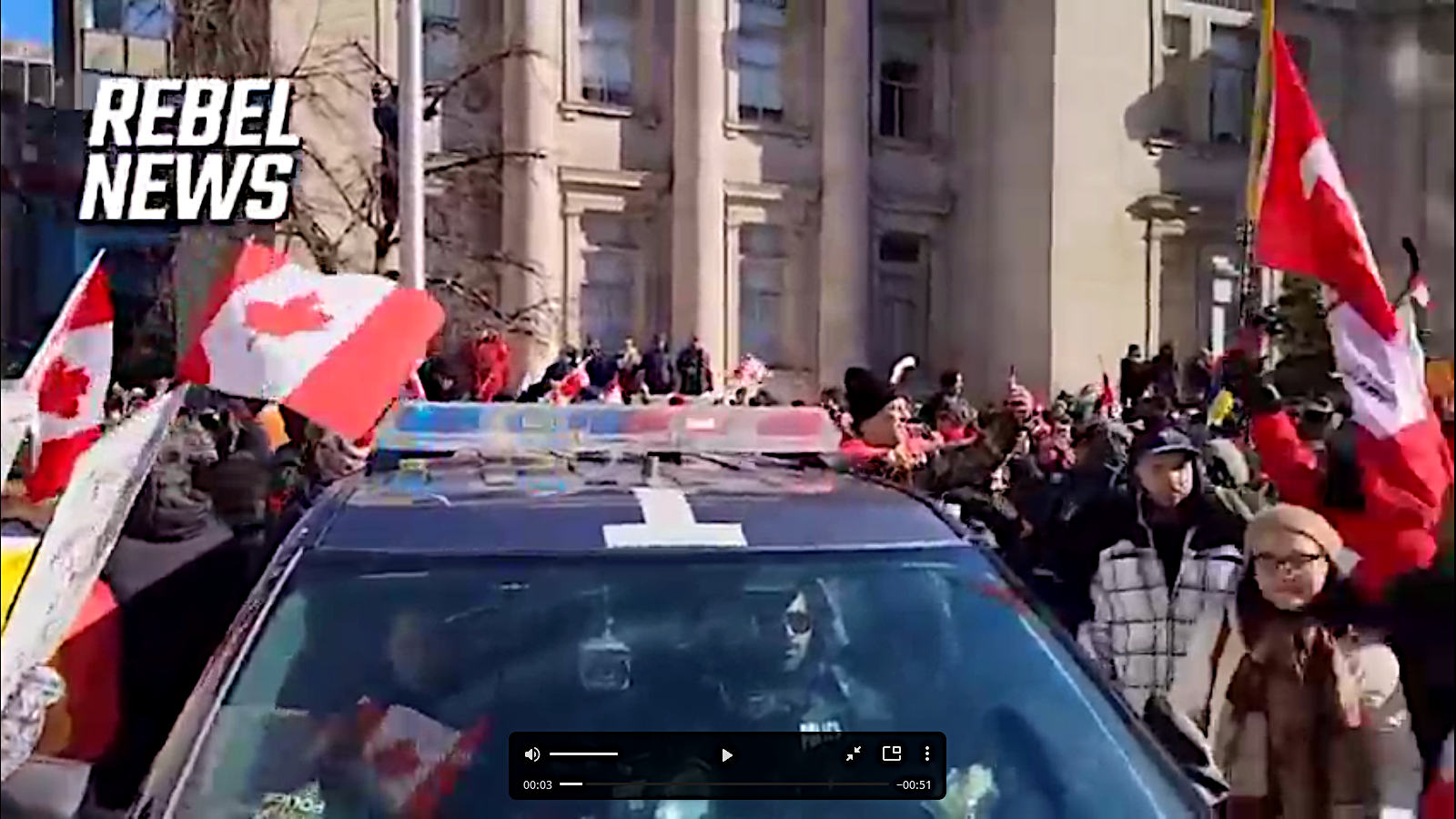 ADESSO a Toronto, manifestanti circondano il blocco poliziesco