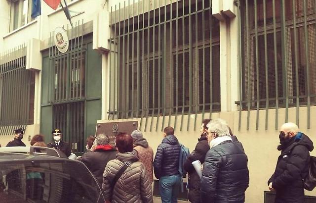 Fila alla caserma di Po Vanchiglia (Torino) per denunciare Draghi