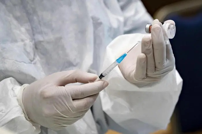 Giugliano sviene dopo la terza dose di vaccino