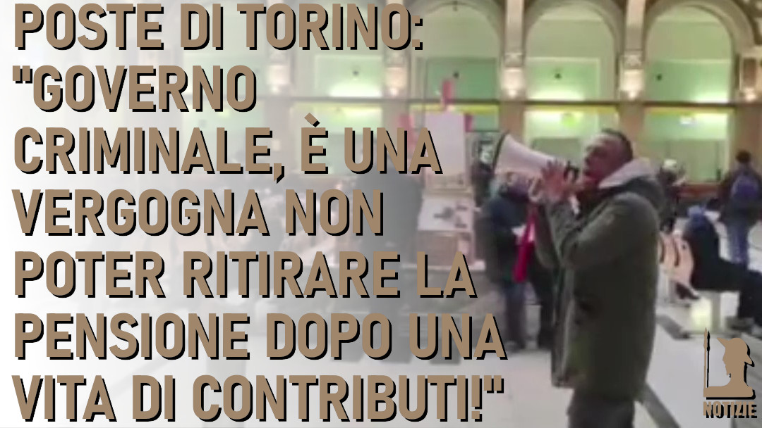 La dimostrazione del gruppo "Matteo Brandi Pro Italia" oggi in un ufficio postale di Torino
