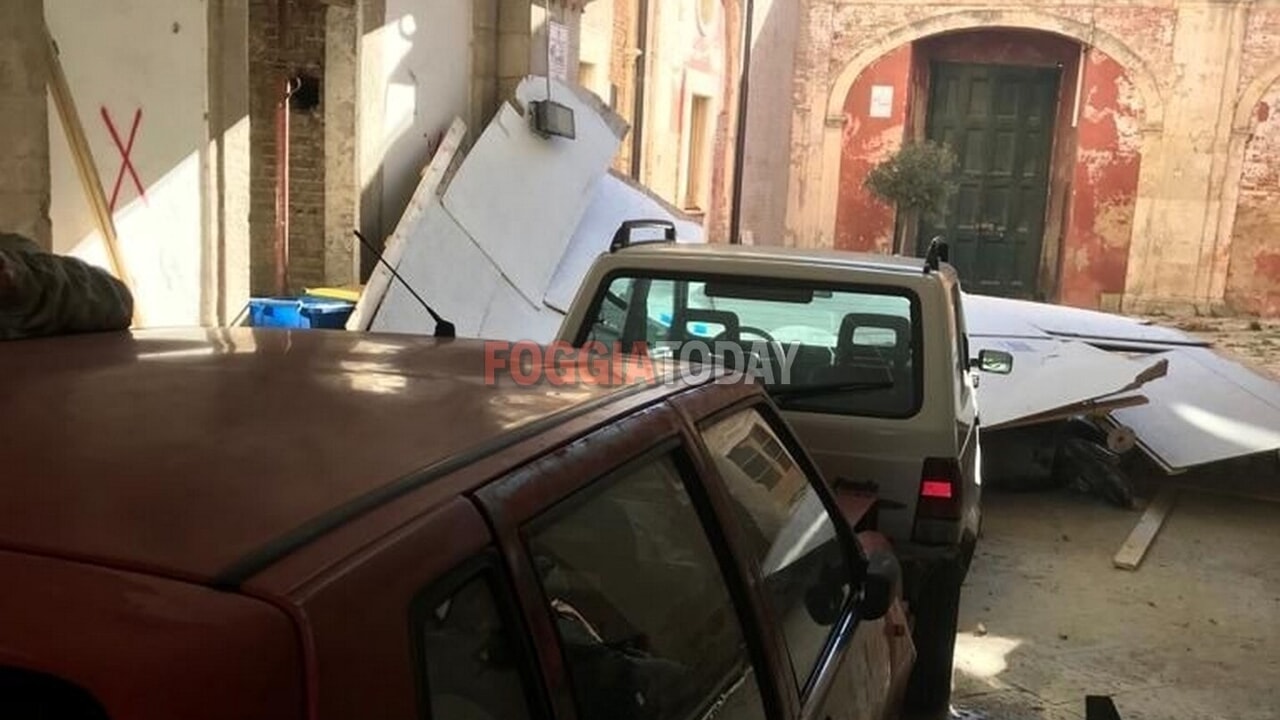 L'auto che ha sfondato il portone del municipio portone sfondato, auto danneggiate, impalcatura abbattuta