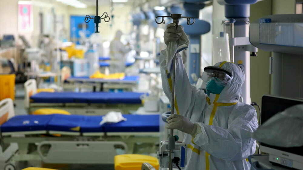 Positiva dopo tre dosi di vaccino e intubata in ospedale