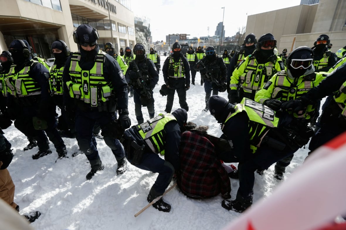 Sgombero poliziesco in atto a Ottawa