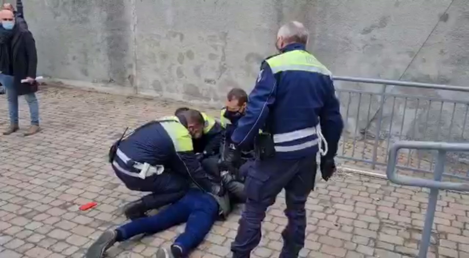 Ugo Rossi immobilizzato a terra dalla Polizia locale di Trieste