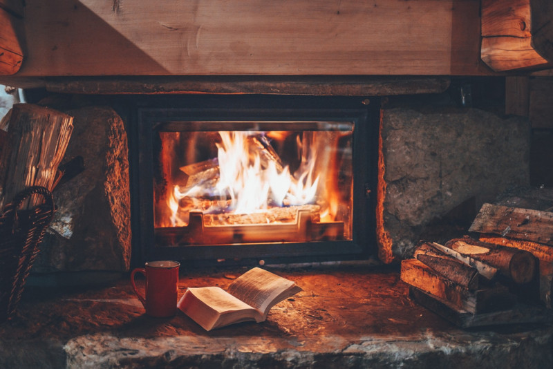 siediti accanto al fuoco