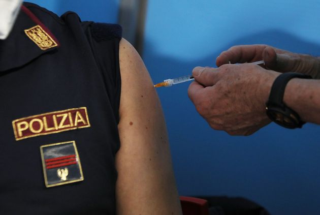 TAR Lazio garantisce il sostentamento al poliziotto sospeso per inottemperanza all'obbligo vaccinale.