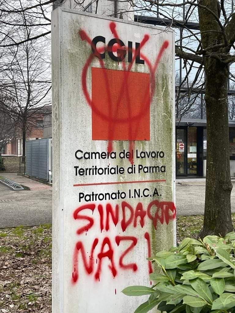 Sede della CGIL di Parma marchiata col simbolo dei V_V
