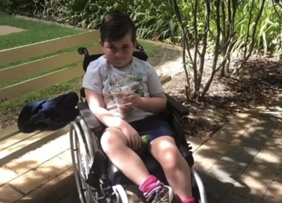 Bambino di 6 anni con gravi reazioni avverse al vaccino Pfizer