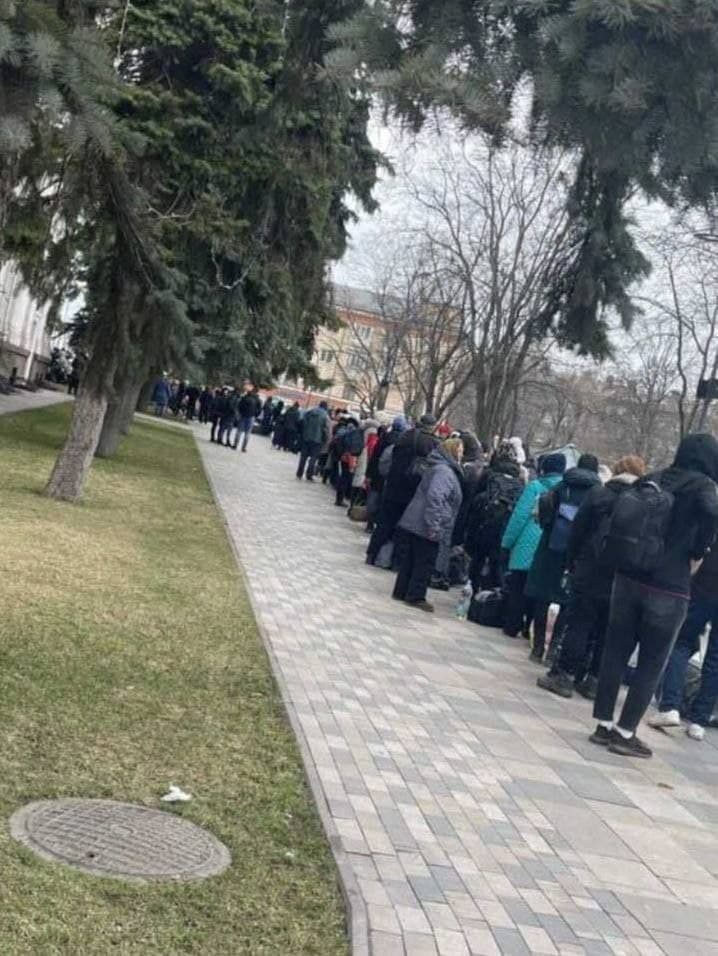 Civili di Mariupol attendono di essere evacuati