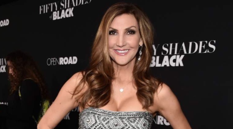 Heather McDonald sviene sul palco dopo una battuta sulla terza dose appena ricevuta