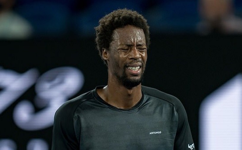 Il numero 1 del tennis francese Gael Monfils costretto a ritirarsi per una reazione avversa al richiamo covid