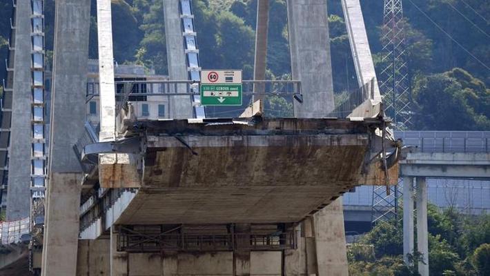 Il ponte Morandi dopo il crollo