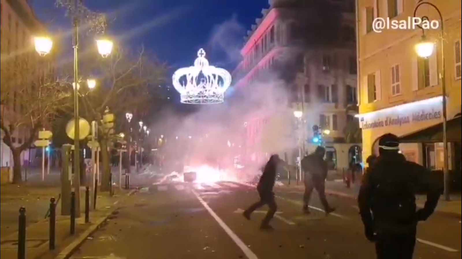 Manifestanti ad Ajaccio si confrontano con i celerini
