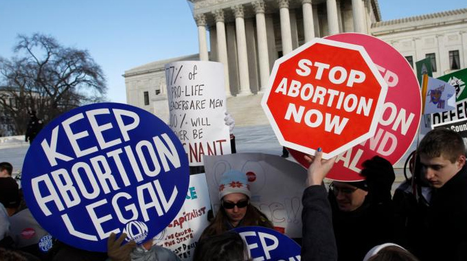 Manifestanti pro e contro l'aborto si confrontano a Capitol Hill