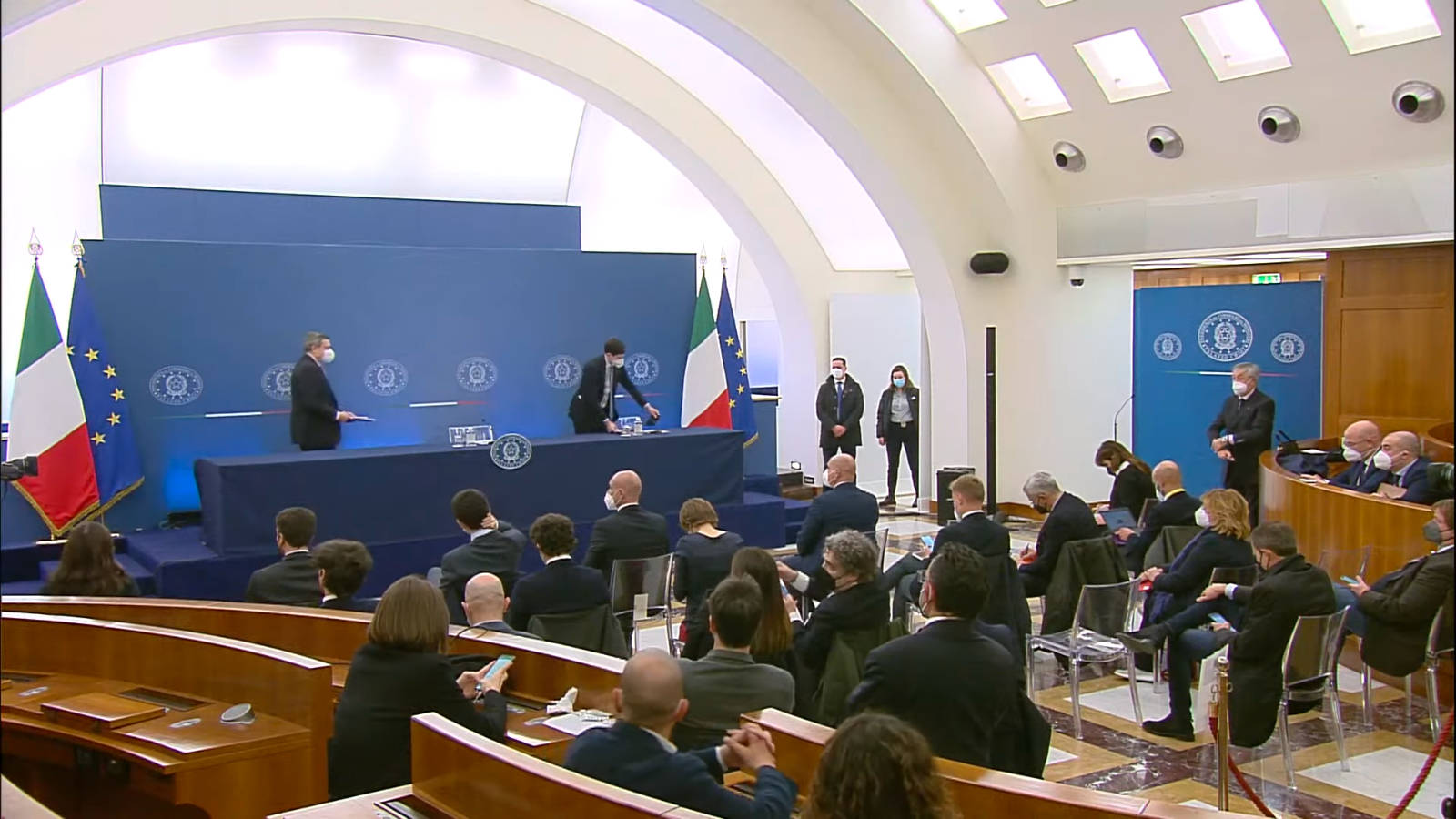 Mario Draghi e Roberto Speranza prendono posto alla conferenza stampa di oggi
