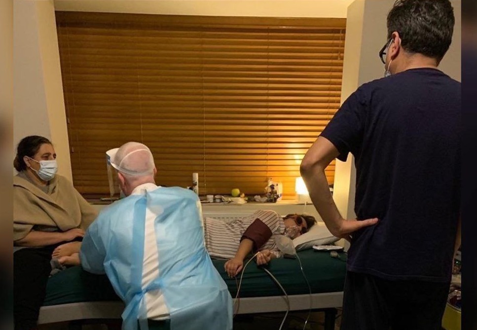 Studentessa di 28 anni con gravi reazioni avverse al vaccino Pfizer
