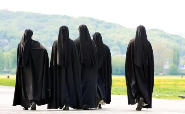 Madre Caterina non ti vaccini? E io ti chiudo il convento