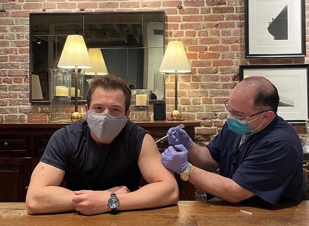 La giovane star Taron Egerton collassa sul set