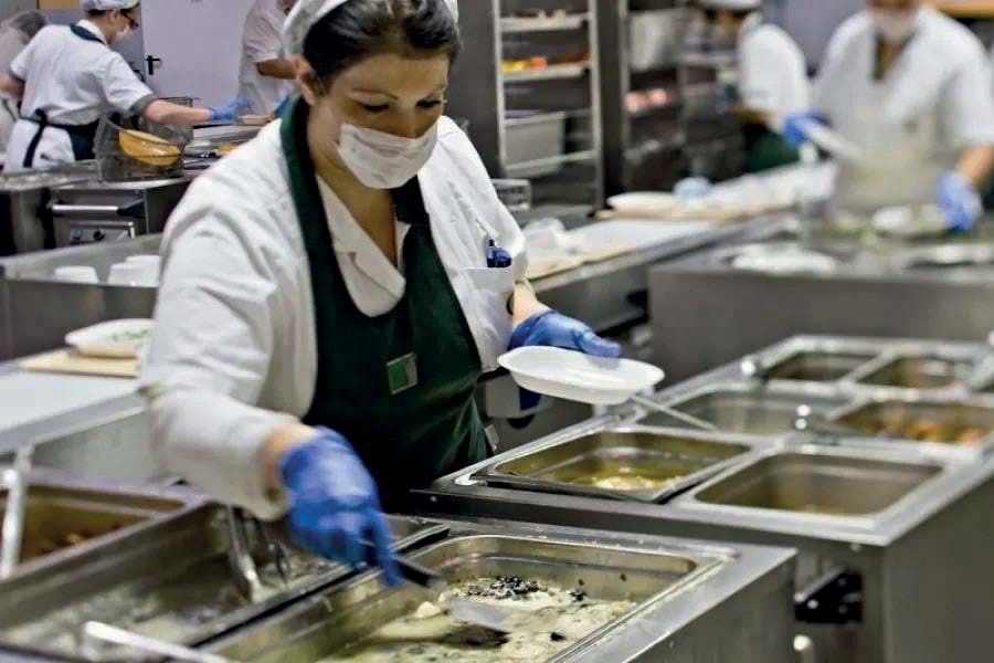 Storie di esternalizzazioni nel sistema sanitario: le mense degli ospedali calabresi ostaggio degli interessi dei privati