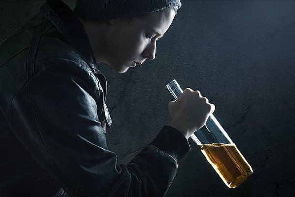 Criticità post covid: consumo di alcol e atti di autolesionismo cresciuti tra i giovani