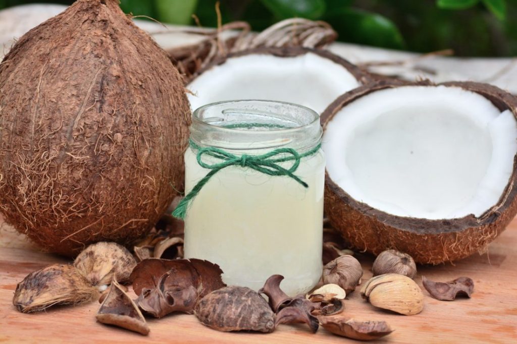 Olio di cocco: contrasta alzheimer e candida secondo studi recenti