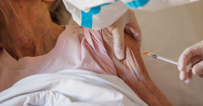 Vaccinati anche se avevano il Covid due anziani accusano un malore