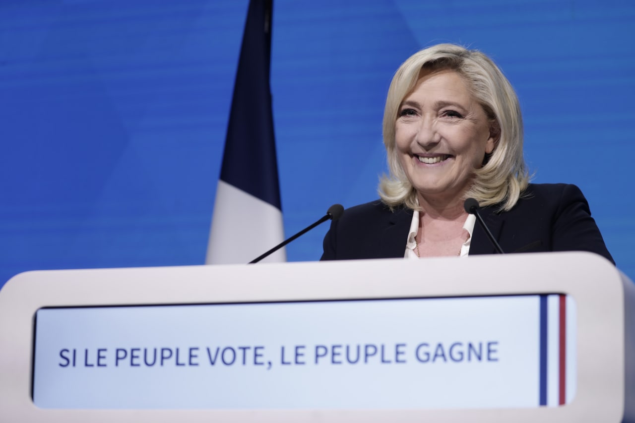 TRÈS BIEN, MADAME LE PEN