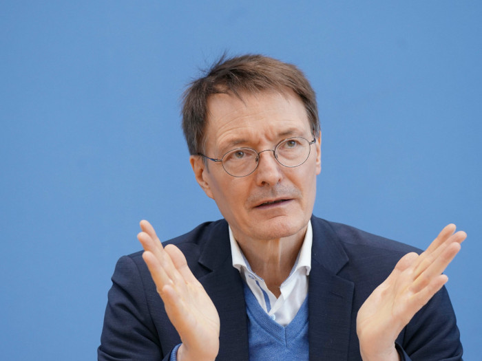 Germania, effetti collaterali gravi da vaccino anti Covid: il Ministero della Salute pubblica dati errati