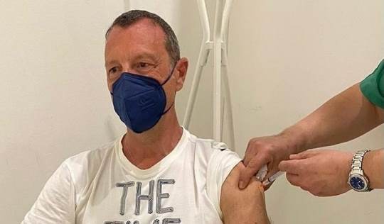 Amadeus vaccinato con tre dosi e positivo con sintomi pesanti