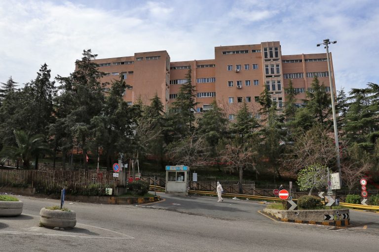 L’Ospedale di Reggio Calabria in crisi per i contagi tra il personale tri vaccinato