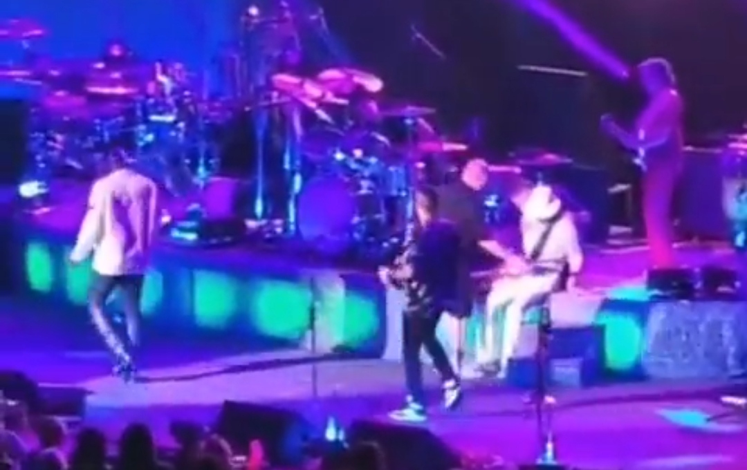 Malore improvviso per Carlos Santana che sviene sul palco