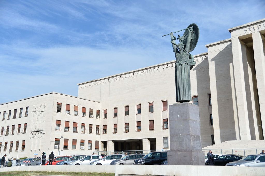 Sapienza, no al dibattito con l'ex parlamentare svedese anti Nato. Gli studenti resistono: "Parleremo della guerra all'aperto"