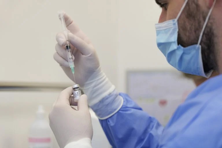 Il vaccino ha fatto più danni del Covid