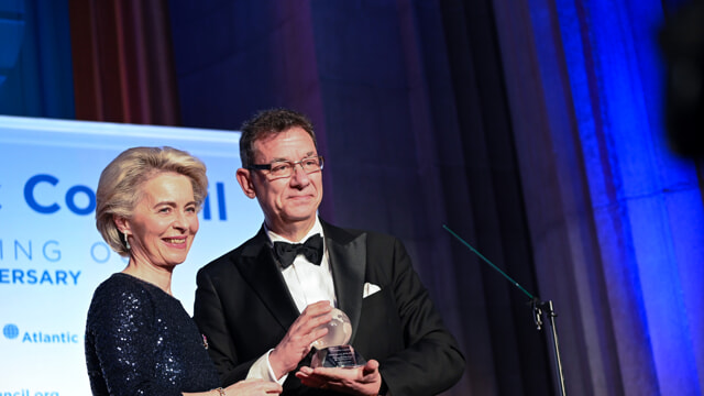 Aumentano le pressioni sulla Von Der Leyen, mentre il CEO di Pfizer rinuncia a testimoniare davanti al gruppo Covid del Parlamento Europeo