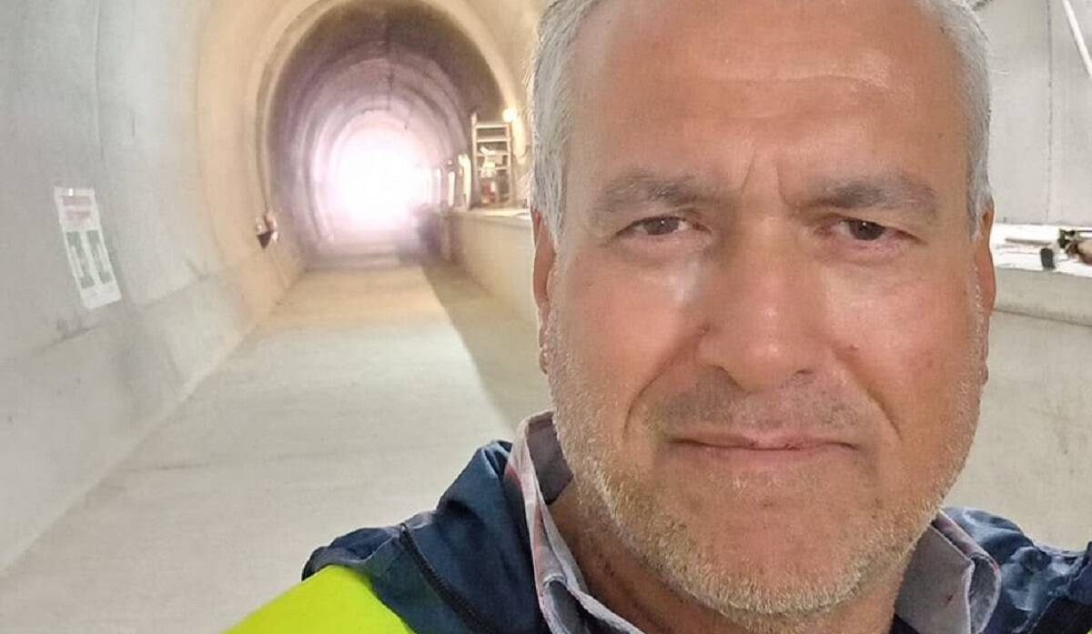 Colto da malore si schianta contro due auto e muore