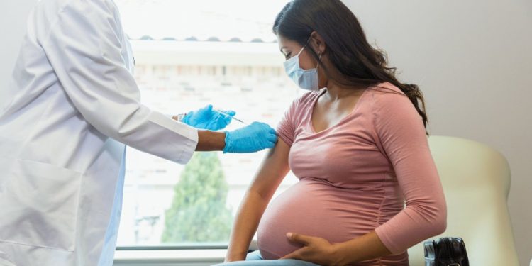Vaccini anti-Covid trovate tracce di mRNA nel latte materno