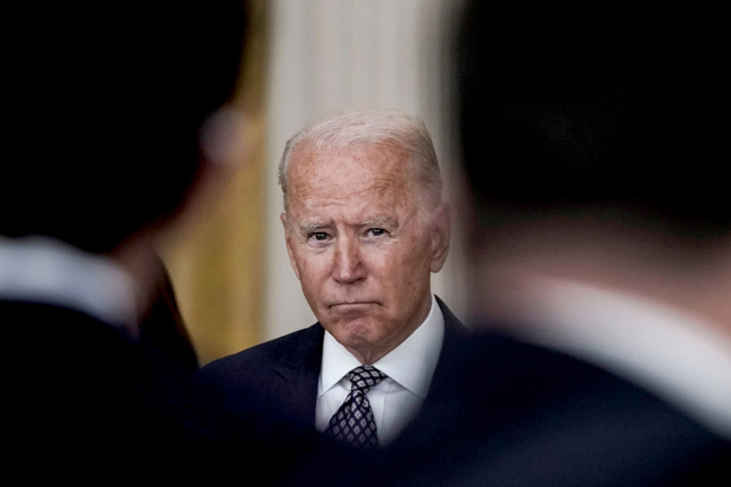 Biden non si toglie l’elmetto mentre i neocon prendono di mira l’Iran