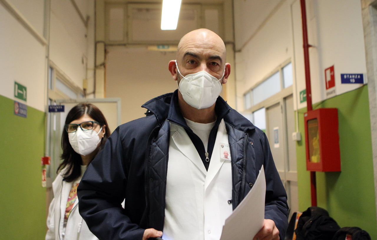 Associazioni di medici e giuristi alla virostar Bassetti "Cura tu i danneggiati da vaccino"