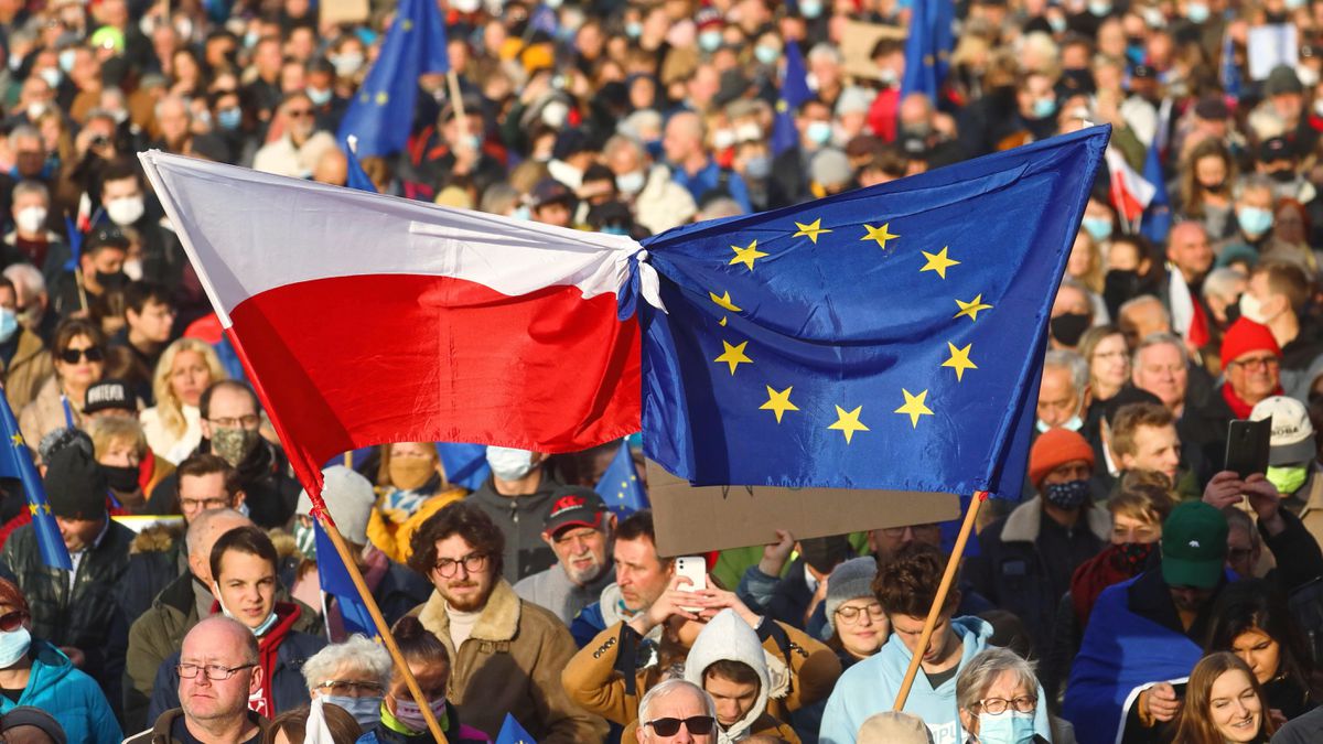 Europa dell’ Est: l’Europa Occidentale paga, la Commissione UE versa, e gli USA... comandano!