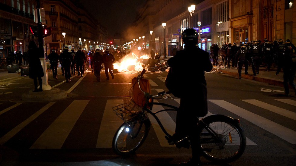 Macron si salva, la Francia in fiamme