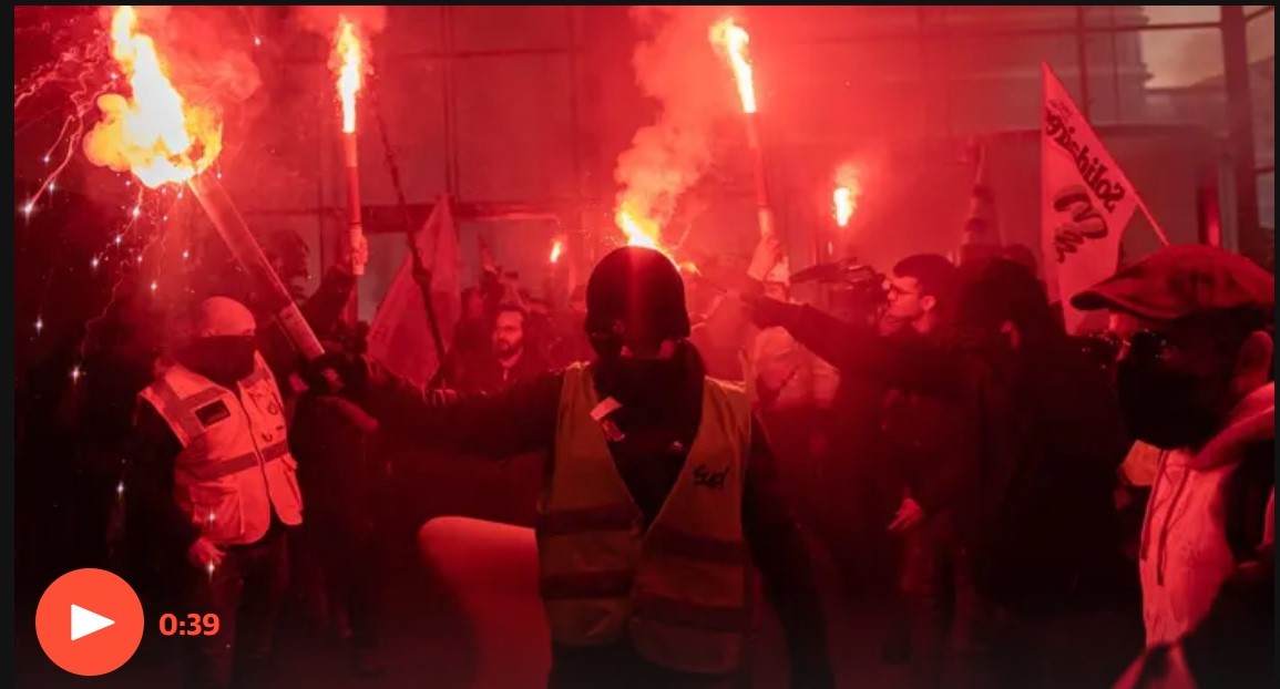 Francia, i manifestanti assaltano la borsa